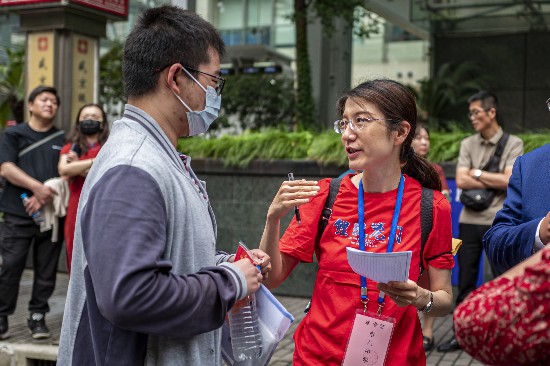 6月7日，上海格致中学考点，送考老师身穿“鲤跃龙门”的红色T恤，为考生加油，并对其做进入考场前的最后叮咛。人民网记者 王初摄
