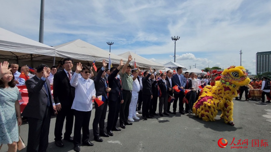 中国驻菲律宾大使黄溪连率使馆外交官以及中资机构、华人华侨和媒体代表等300余人到码头迎接。人民网记者 樊帆摄