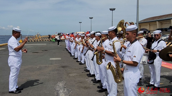 菲方为“戚继光”舰到访举行了隆重的欢迎仪式。人民网记者 樊帆摄