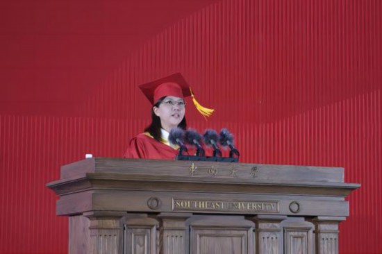 中国科学院院士、东南大学校长黄如在2023届毕业典礼上讲话。校方供图