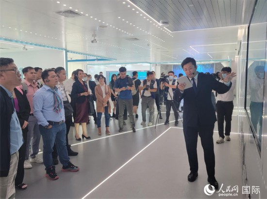 南方电网公司工作人员向外媒记者进行介绍。人民网 宁玉瑛摄