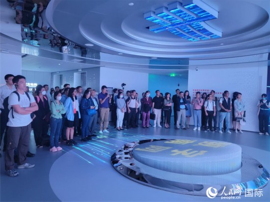 2023年澜沧江&mdash;湄公河合作媒体峰会嘉宾来到南方电网公司进行参观。人民网 宁玉瑛摄