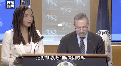 △美国副国务卿约翰&middot;巴斯（右）