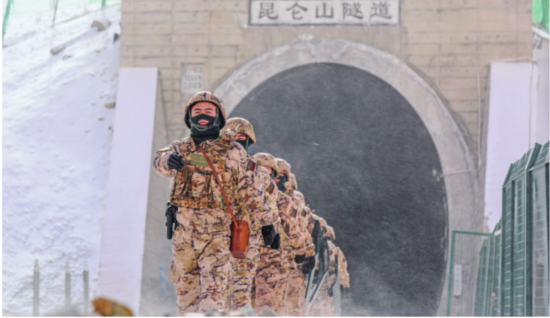 2月16日，在海拔近5000米的昆仑山北麓无人区，武警青海总队海西支队官兵冒着严寒在青藏铁路昆仑山隧道执行巡逻任务。杨浩 摄