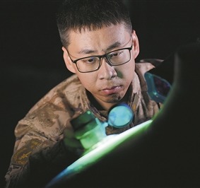 王江帆正在检测设备。刘明松摄