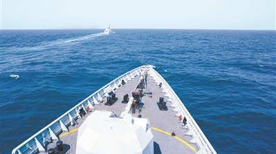 近日，海军某支队开展海上训练。图为舰艇编队航行。刘丕禄摄