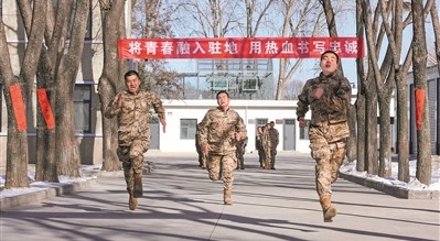 新兵连时,该支队三个张硕一起进行短跑竞赛(左一为现崇信中队张硕,中间为现崆峒中队张硕,右一为现庄浪中队张硕)。邹佳君摄