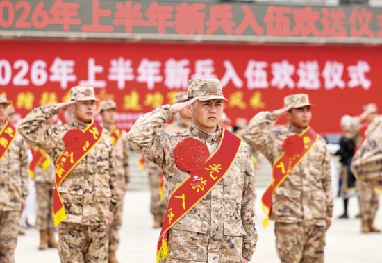 甘肃省张掖市入伍新兵向家乡父老庄严敬礼。侯崇慧摄