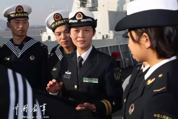 韦晓慧(中)