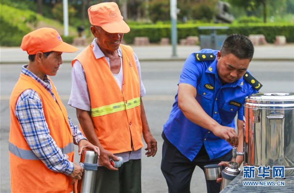 (社会)(2)夏日送清凉 关爱“城市美容师”