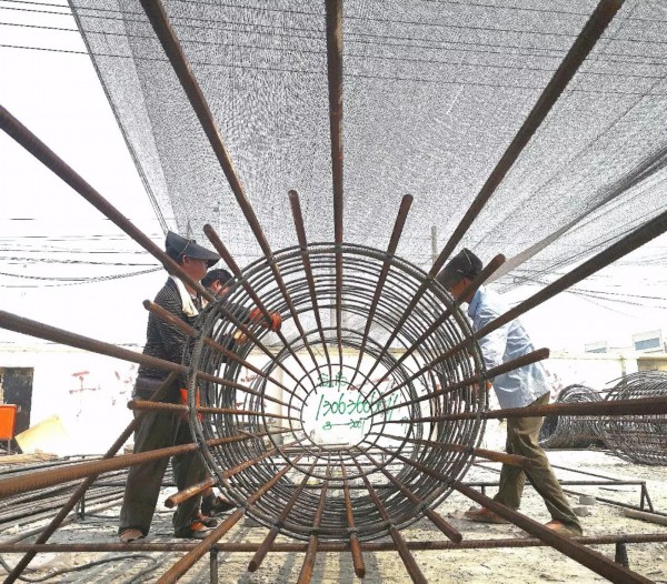 (图为2018年7月30日,无锡街头顶着酷暑工作的城市建设者。图片/视觉江苏网)