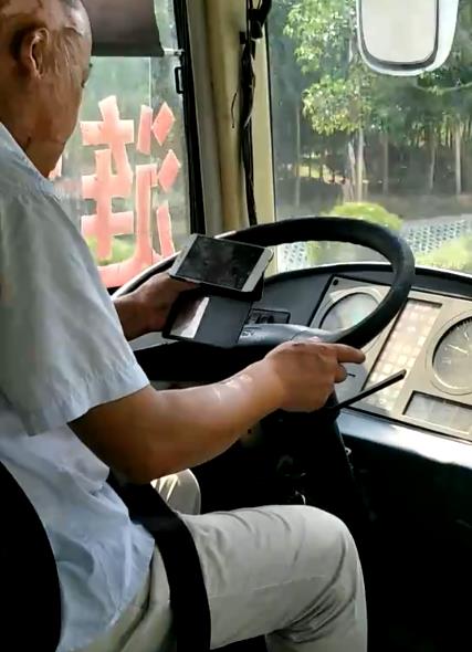 淮安一公交车司机竟边开车边手机看电视 乘客拍下全过程