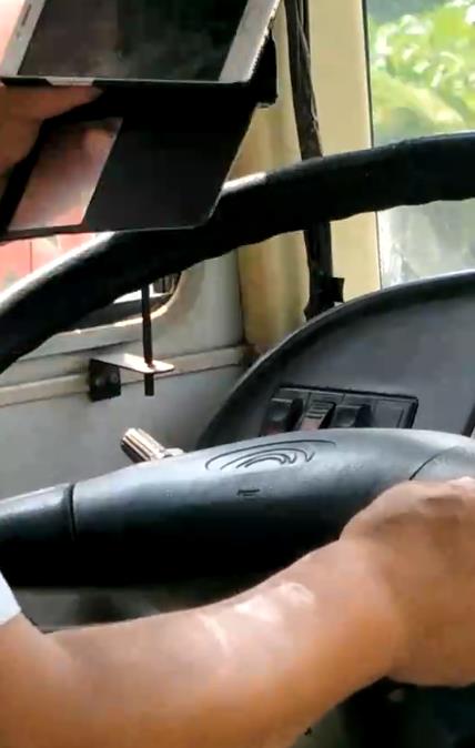 淮安一公交车司机竟边开车边手机看电视 乘客拍下全过程