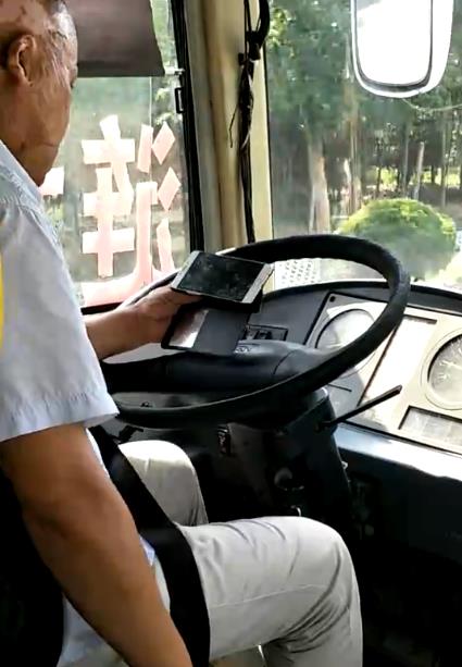 淮安一公交车司机竟边开车边手机看电视 乘客拍下全过程