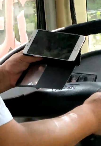 淮安一公交车司机竟边开车边手机看电视 乘客拍下全过程