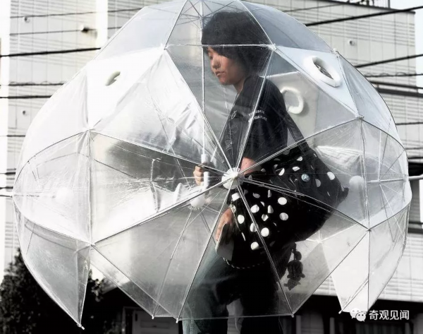 靠谱实用:反向伞   看了一圈奇葩怪异的雨伞,小编觉得还是这种最