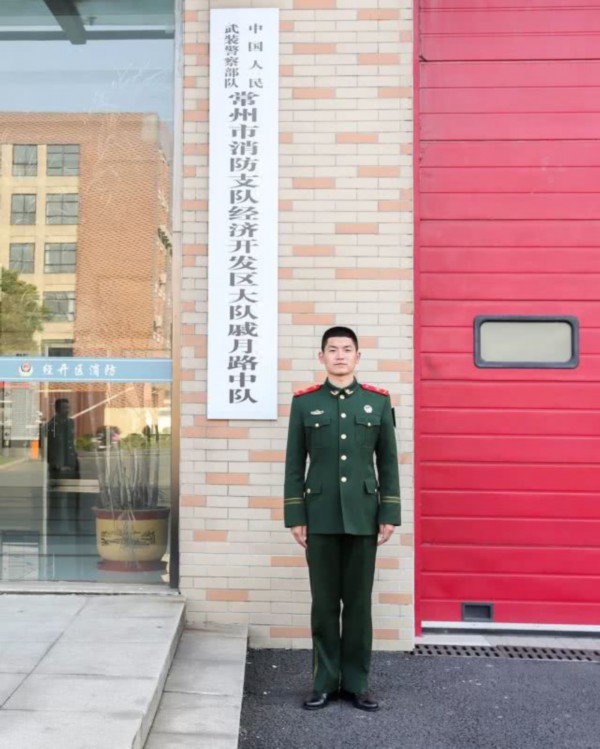被困者从三楼坠落 消防战士用血肉之躯接住了他