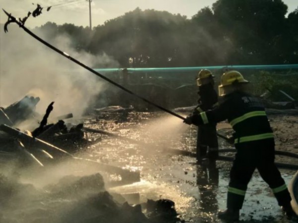 被困者从三楼坠落 消防战士用血肉之躯接住了他