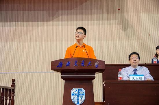 穿越了吧？ 00后工科新生开学典礼上通篇飚文言文