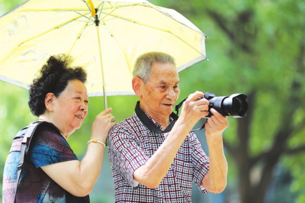 夫人王迪今年90岁高龄，是钟老的得力“摄影助理”。