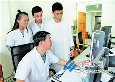 援疆专家谌业荣主任带教年轻医生。