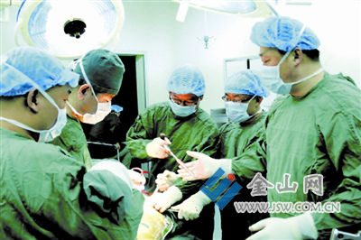 援疆专家、四师医院副院长仇立春(中)为患者实施手术。