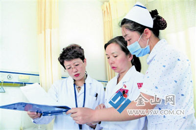 援疆专家陈丽主任(左)带领科室主任及医生查房。