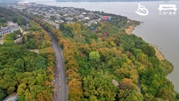 Runners enjoy autumn landscapes in Lihu Lake Intl Half Marathon