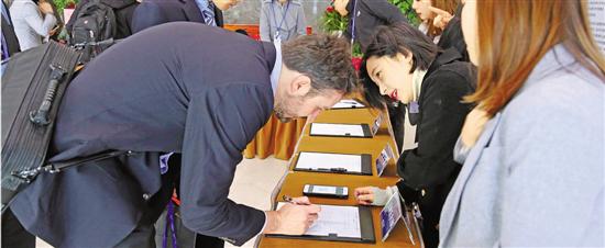 39位应聘者在不同小组签到,等待面试。