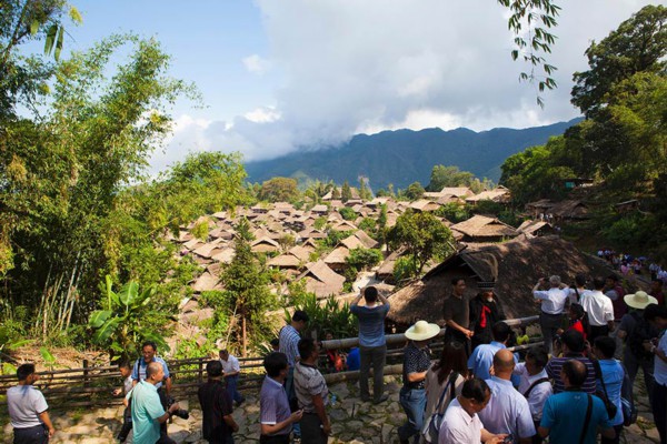 游客在翁丁村寨内游览拍照