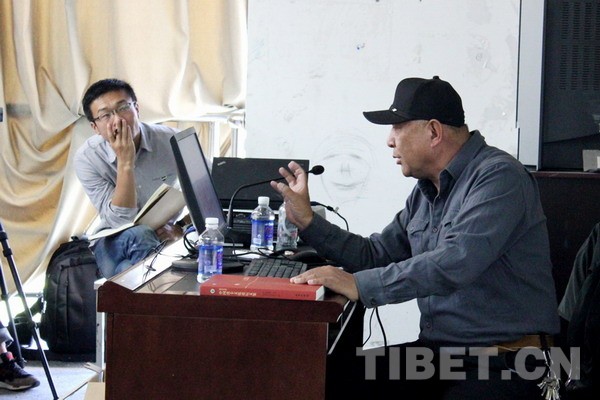 阿旺晋美教授正在讲座