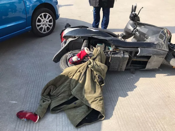 事发连云港海宁大道,18岁女孩被卷车底,之后的65秒怒赞!