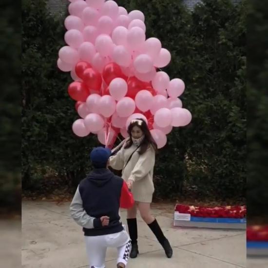 赌王千金何超盈宣布订婚 公开男友甜蜜求婚片段