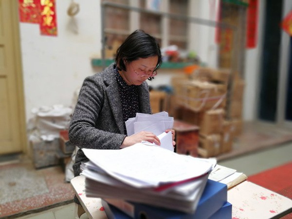 方彦格在家中整理申请国家赔偿的资料。 本文图均为 澎湃新闻记者 朱远祥 图