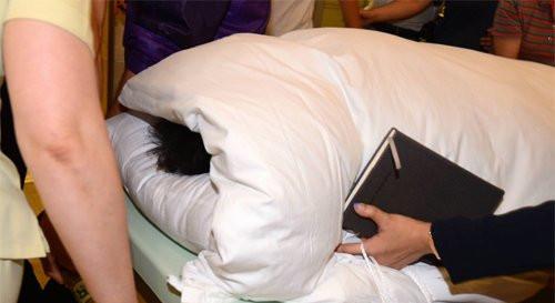  朴槿惠因腰疼住院，全身被包裹。