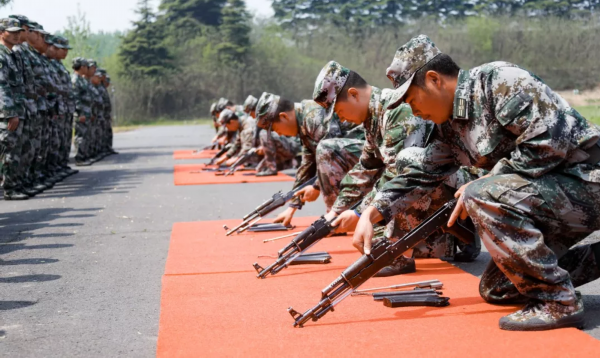 人民武装部组织民兵备勤训练!