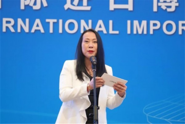 图片默认标题_fororder_欧莱雅（中国）有限公司副总裁兰珍珍介绍情况。（图片提供：中国国际进口博览局）