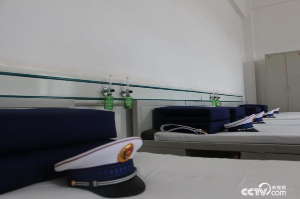 迪庆州森林消防大队驻守在海拔3280米的雪域高原,消防员宿舍内安装有氧气瓶,供消防员感觉缺氧时吸用。(徐辉/摄)