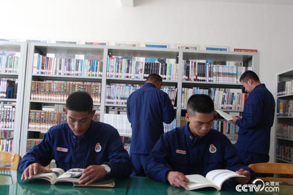 迪庆州森林消防大队的消防员在图书馆内阅读。(徐辉/摄)
