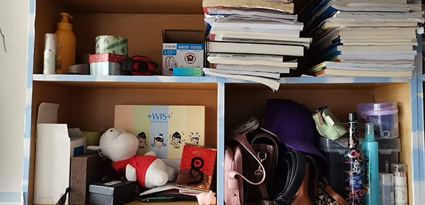 滕某某宿舍的书桌。