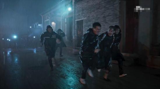 电视剧中缉毒民警李飞带领外地民警夜闯塔寨村，与胡伟经历相似。图片来源：电视剧《破冰行动》截图