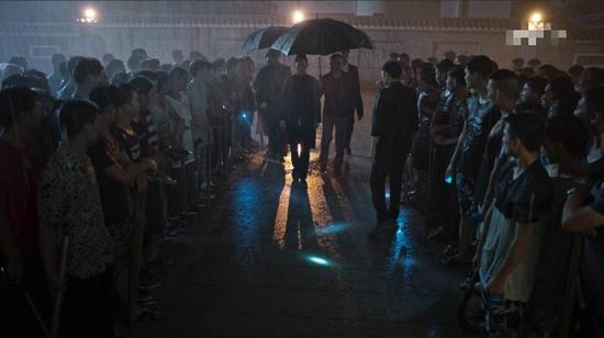 剧中缉毒民警欲带离毒贩遭村民持械围堵，村委主任&ldquo;东叔&rdquo;林耀东粉墨登场，交涉后答应让民警带走毒贩。林耀东正是整个&ldquo;塔寨村&rdquo;制贩毒集团的首脑。现实中，缉毒民警有着相似经历，博社村原村支部书记蔡东家同样是制贩毒案罪犯。　图片来源：电视剧《破冰行动》截图