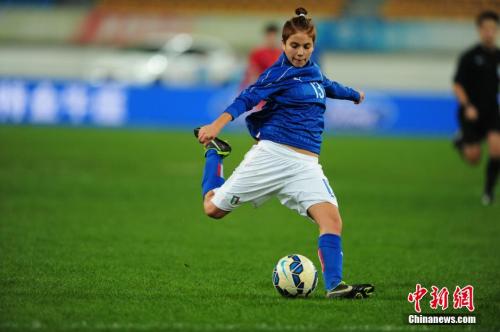 资料图:意大利女足队员曼努埃拉在射门。 <a target='_blank' href='http://www.chinanews.com/' _fcksavedurl='http://www.chinanews.com/'><p align=