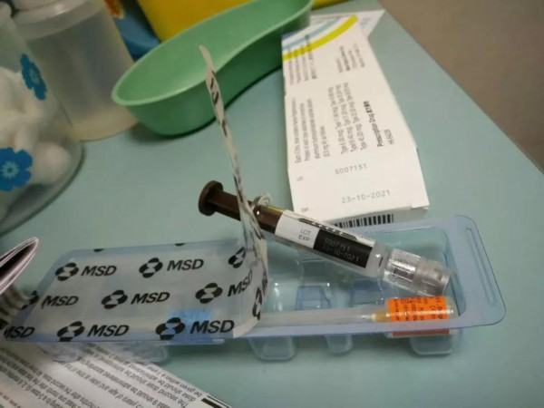 受害消费者所接种的疑似水货疫苗，受访者供图