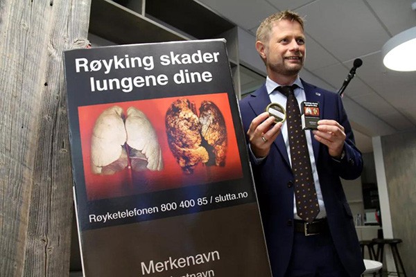 挪威卫生和社会关怀大臣霍耶向媒体展示挪威版本的烟草制品平装设计。 张淑惠 摄