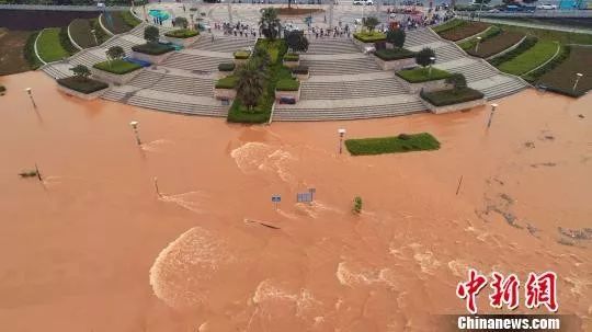 资料图：6月13日，江西省赣江水位暴涨。邓和平　摄