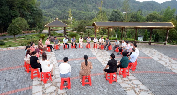 上栗镇斑竹村正在召开群众贴心会。