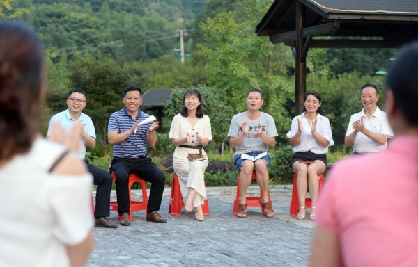 上栗镇斑竹村正在召开群众贴心会。