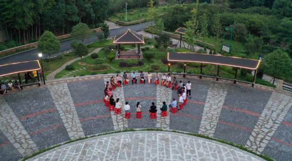 上栗县福田镇边塘村正在召开群众贴心会。陈刚 摄