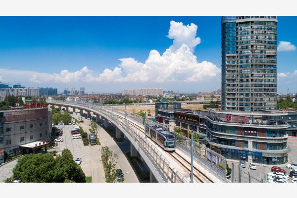 2018年8月，2号线有轨电车行驶在苏州永昌路高架桥上（无人机拍摄）。新华社